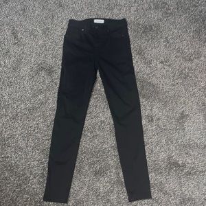 Hardly worn, in really nice condition. Black skinny made well jeans. Comfortable